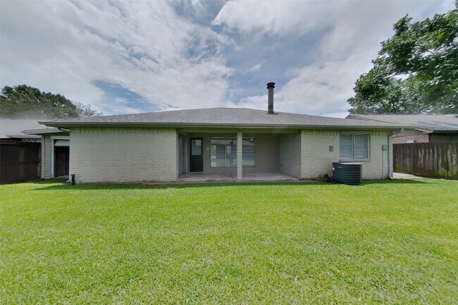 Building Photo - 14831 Waterside Dr