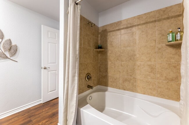 Building Photo - Lakeside Living with 1 Month Free!