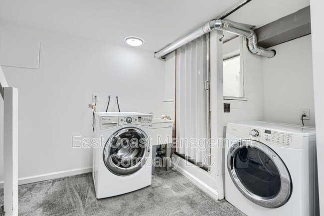 Building Photo - 3028 Kenyon Ave