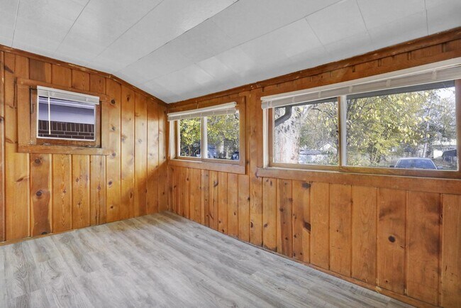 Building Photo - 405 E Hodge Ave