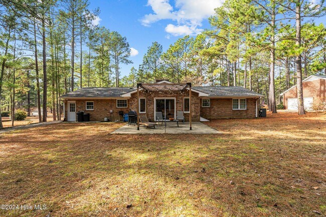 Building Photo - 85 Pine Lake Dr