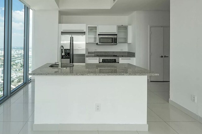 Kitchen with modern appliences - 888 Biscayne Blvd