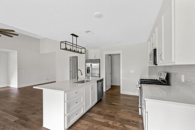 Building Photo - Modern Ranch Rental Near Rossview!