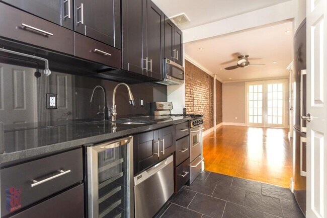 Primary Photo - 118 E 7th St