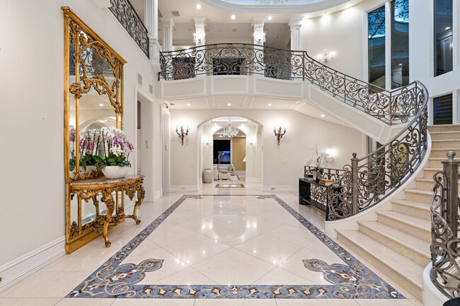 Building Photo - 718 N Rodeo Dr