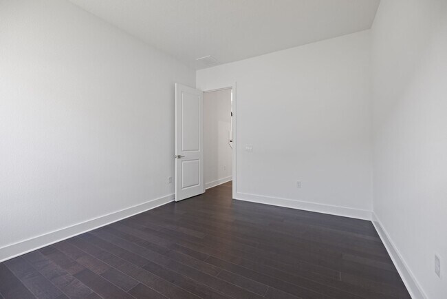 Building Photo - Brand New spacious 4bd/3.5bth Sarasota Hom...