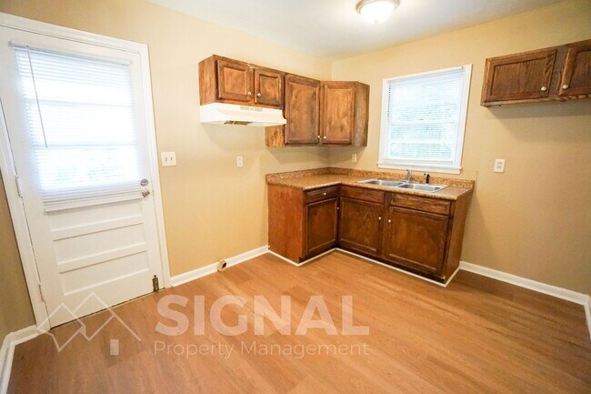 Building Photo - 748 Meadowbrook Dr