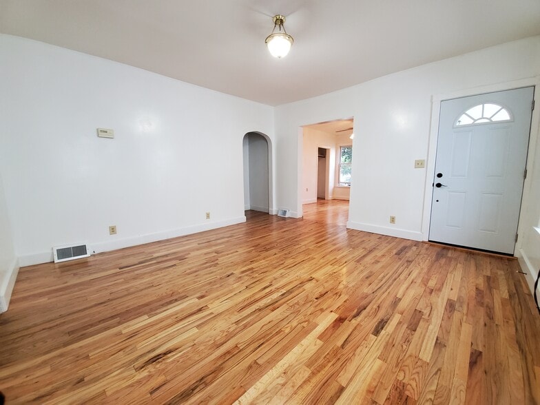 Building Photo - 116 1st Ave