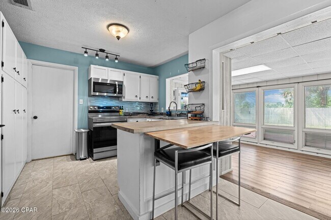 Building Photo - 136 Colina Cir