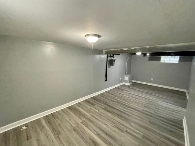 Building Photo - Newly Renovated 2-bed 2-bath - In Unit Lau...