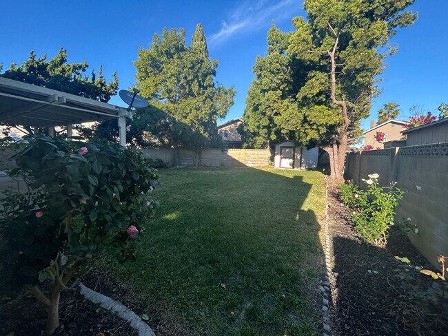 Building Photo - Spacious 4bed/3bath House for rent