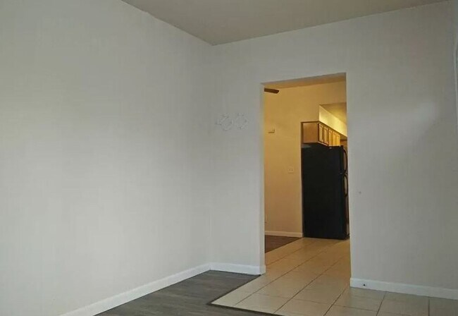 Building Photo - 926 N Linview Ave