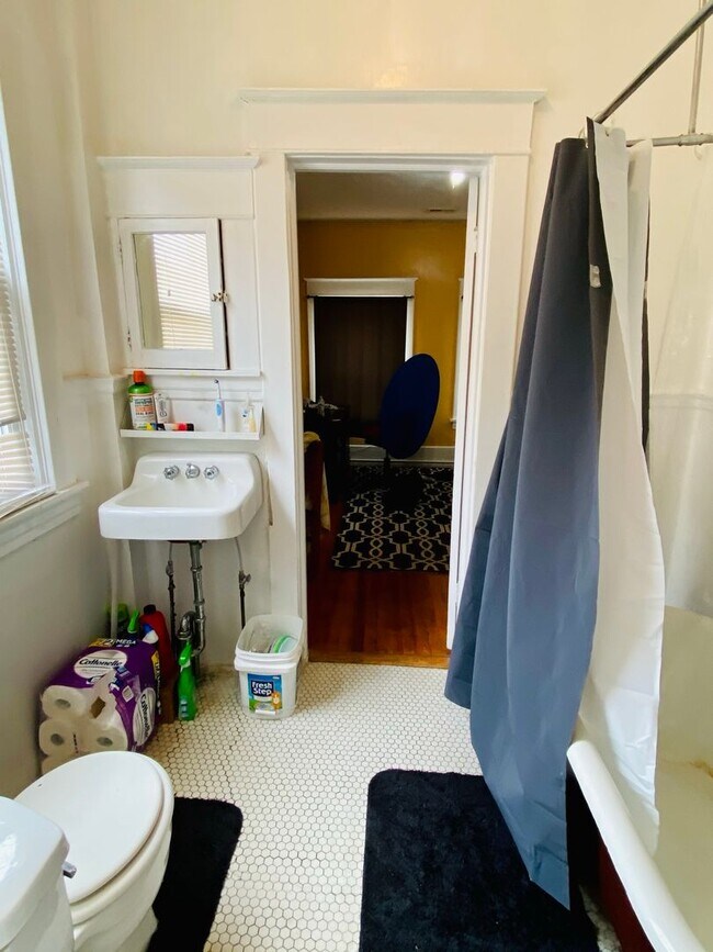 Building Photo - 117 N Robinson St