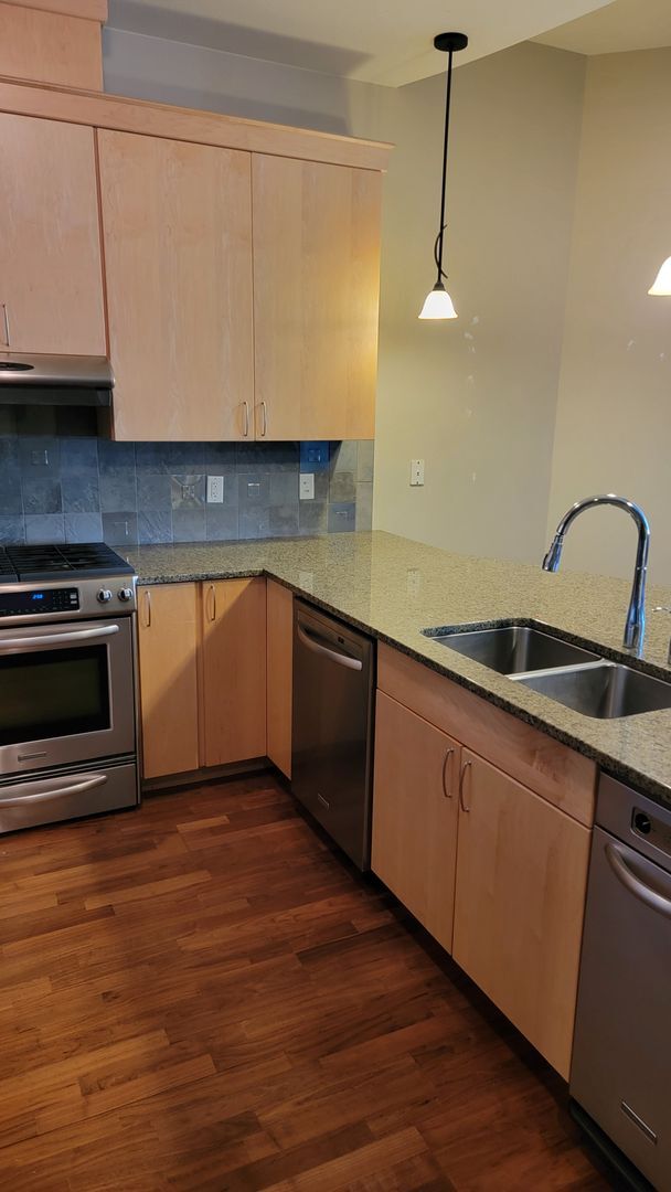 Building Photo - Views of the Boise Foothills this 2 bedroo...