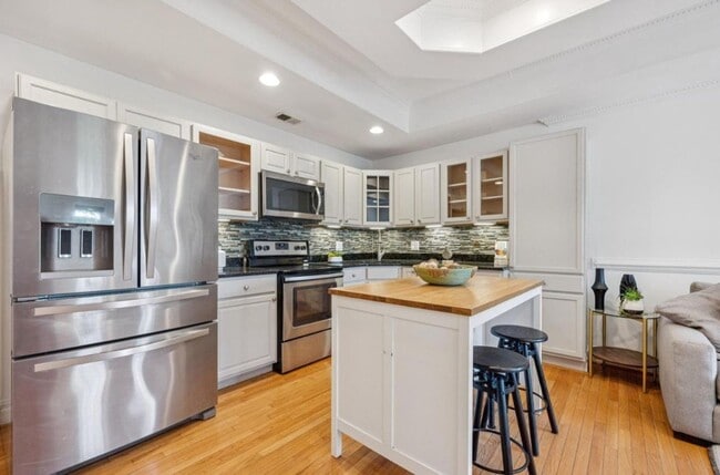 Building Photo - Large Sunny Eckington Three Bed/Three Bath Interior Rowhouse Condo Home