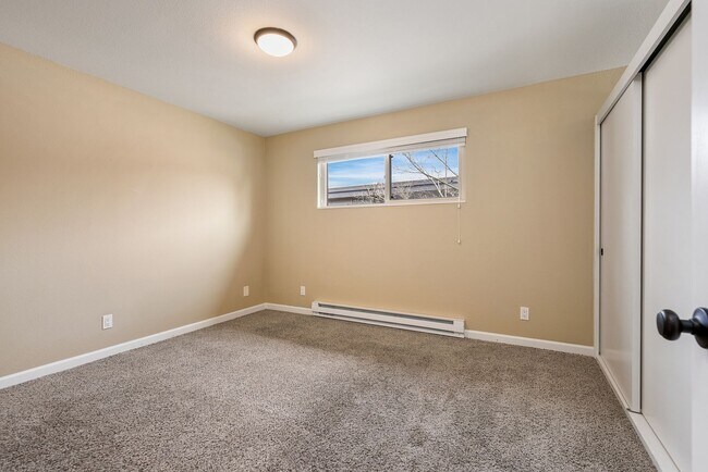 Building Photo - North Beacon Hill 1 Bedroom Apartment for Rent | Beacon Hill Light Rail Access, Balcony, Hardwood...