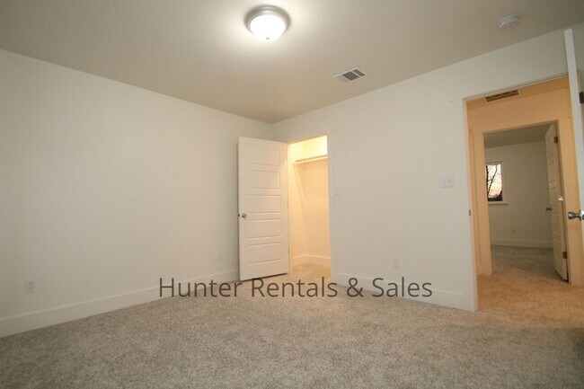 Building Photo - Upscale Four-Bedroom Townhome!
