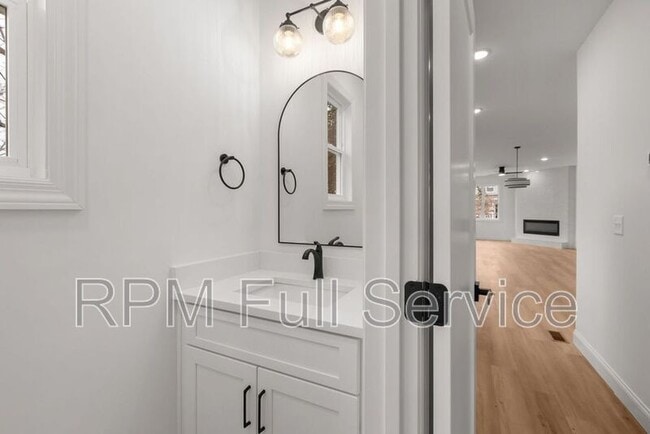 Building Photo - 2109 14th Ave N