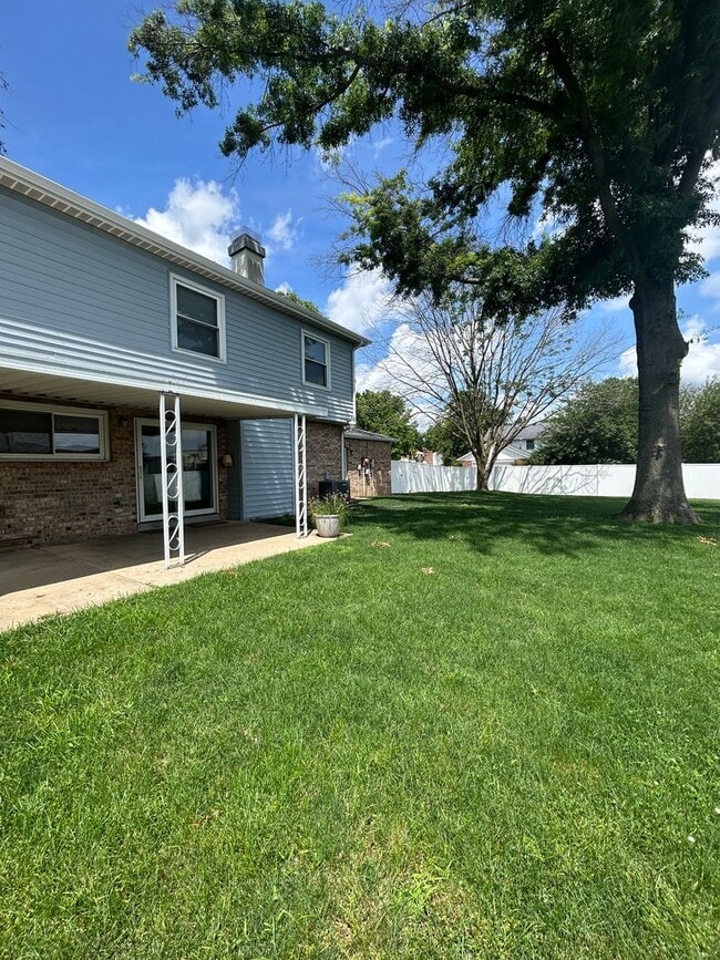 Building Photo - 537 Windrift Dr