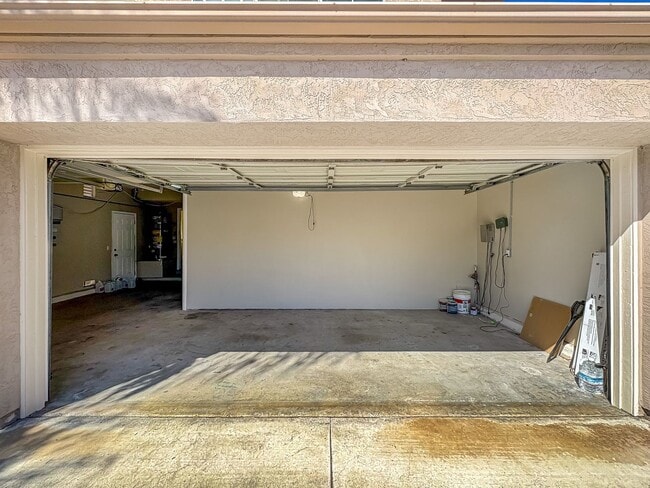 Building Photo - Spacious 4B/3BA Home with Scenic Views and...