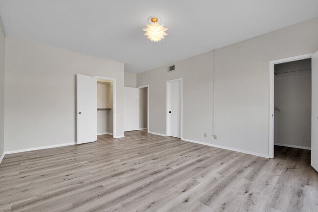 Building Photo - Charming 2 Bedroom Condominum