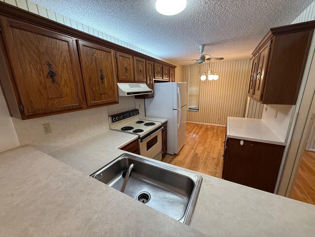 Building Photo - 6215 Coral Lake Dr