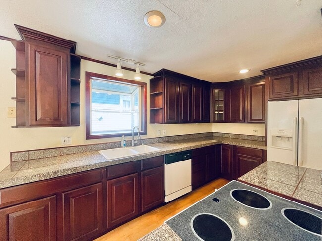 Building Photo - Massive House with Elegant Finishes in Madison Valley!