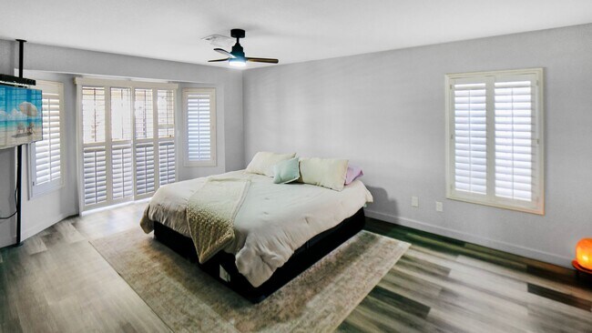 Building Photo - Designer Delight in Green Valley