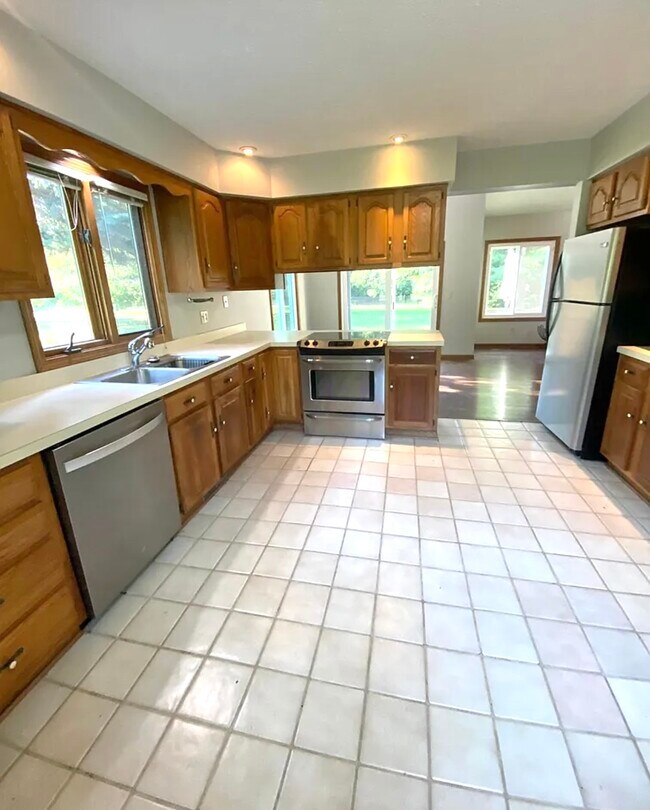 Building Photo - 3101 E Stoll Rd