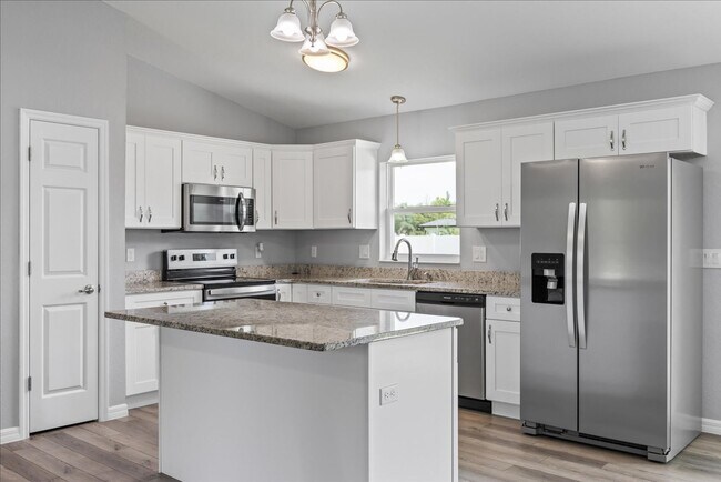 Building Photo - **Discover Your Dream Home in Marion Oaks**