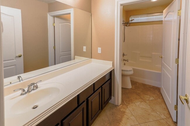 Building Photo - Beautiful, Single Story, 2 bed, 2 bath, To...