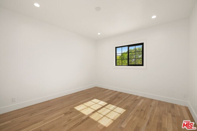 Building Photo - 211 S Formosa Ave