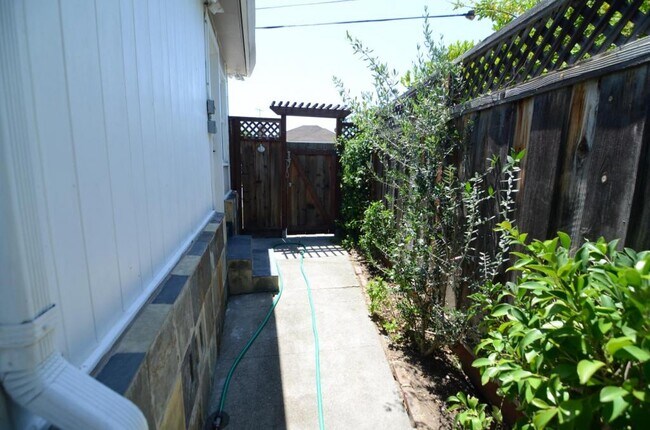 Building Photo - 126 22nd Ave