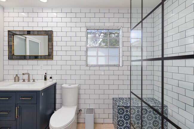 Building Photo - 1702 Drake Ave