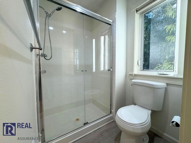 Building Photo - Charming 3BR/2BA End Unit Townhome-Now Available!!