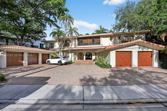 Building Photo - 325 Sunset Dr
