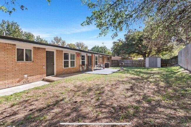 Building Photo - 2316 Hermanson Dr