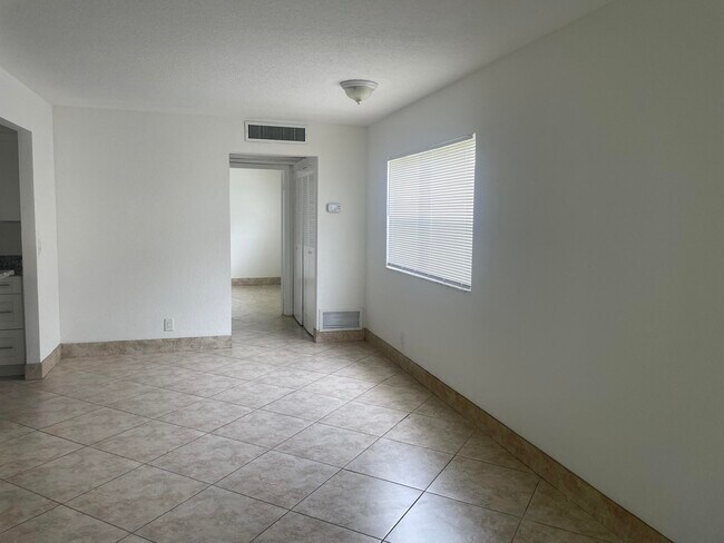 Building Photo - 486 Saxony Dr