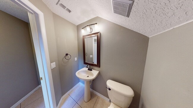 Building Photo - FABULOUS 4/2.5 HOME IN GATED CALABRIA COVE...