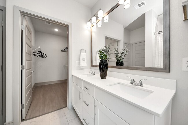 Building Photo - 4840 N Shepherd Dr