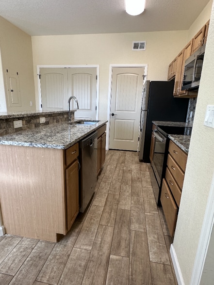 Building Photo - 430 W Pikes Peak Ave