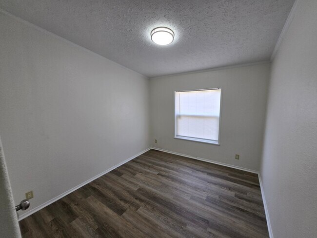 Building Photo - 916 W 65th St S