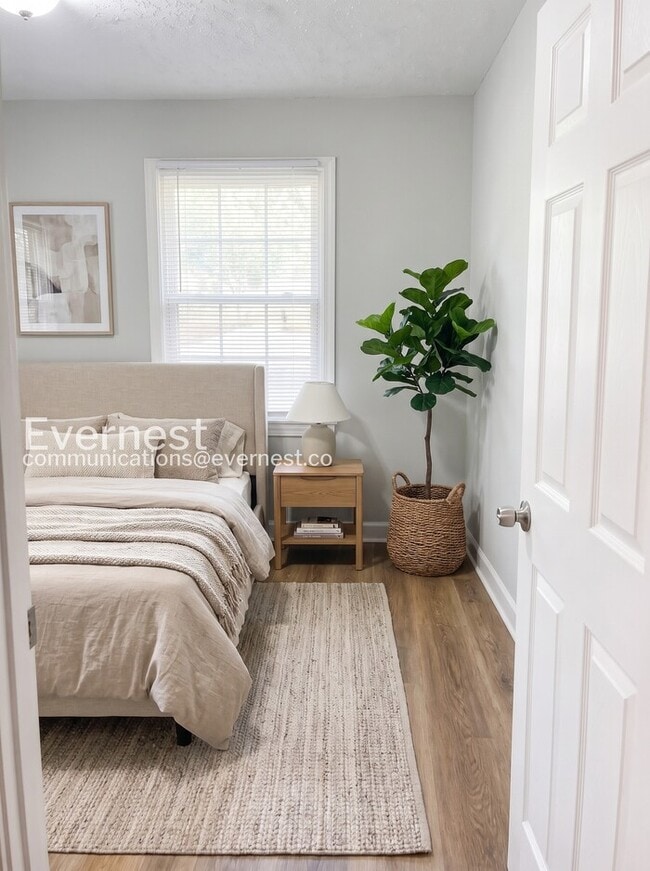 Building Photo - 1140 Redford Dr SE