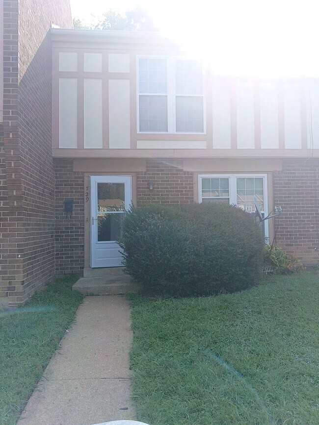 Building Photo - 729 Pleasent Street