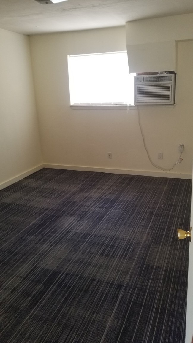 Building Photo - Riverside Terrace Apartment