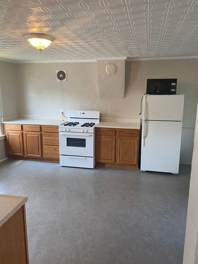 Building Photo - Cozy Single Bungalow right in the Wedge! A...