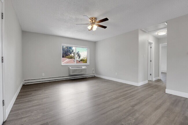 Building Photo - $1,345.00 - 2 Bed, 1 Bath Updated Unit in Denver with In Unit Laundry!