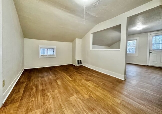 Building Photo - 1208-1210 Pine St