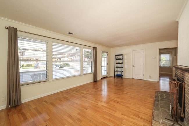 Building Photo - Great home next to Hoover Park