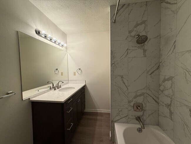 Building Photo - Stunning 3 Bed, 2 Bath Home near Riverside...